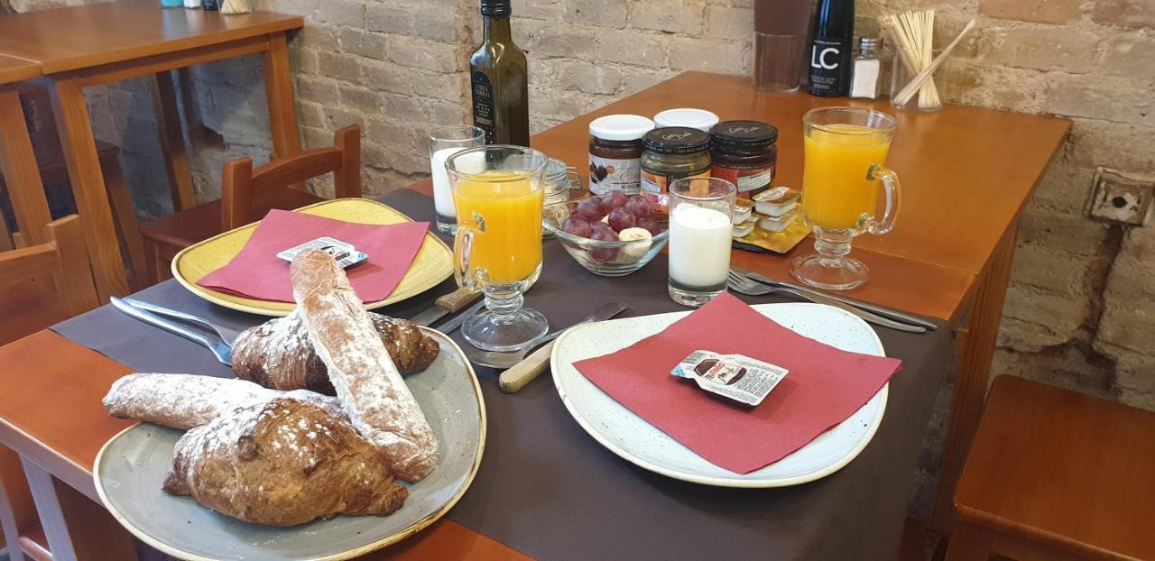 Hotel Hostal Chic Sant Feliu de Guixols Bagian luar foto