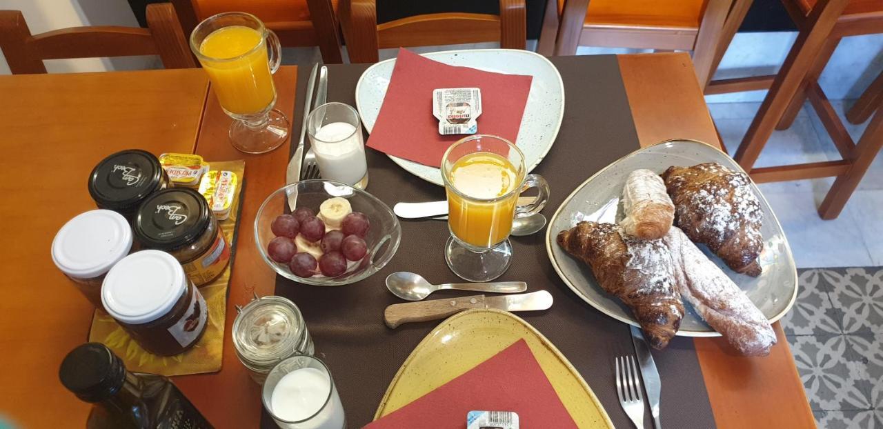 Hotel Hostal Chic Sant Feliu de Guixols Bagian luar foto